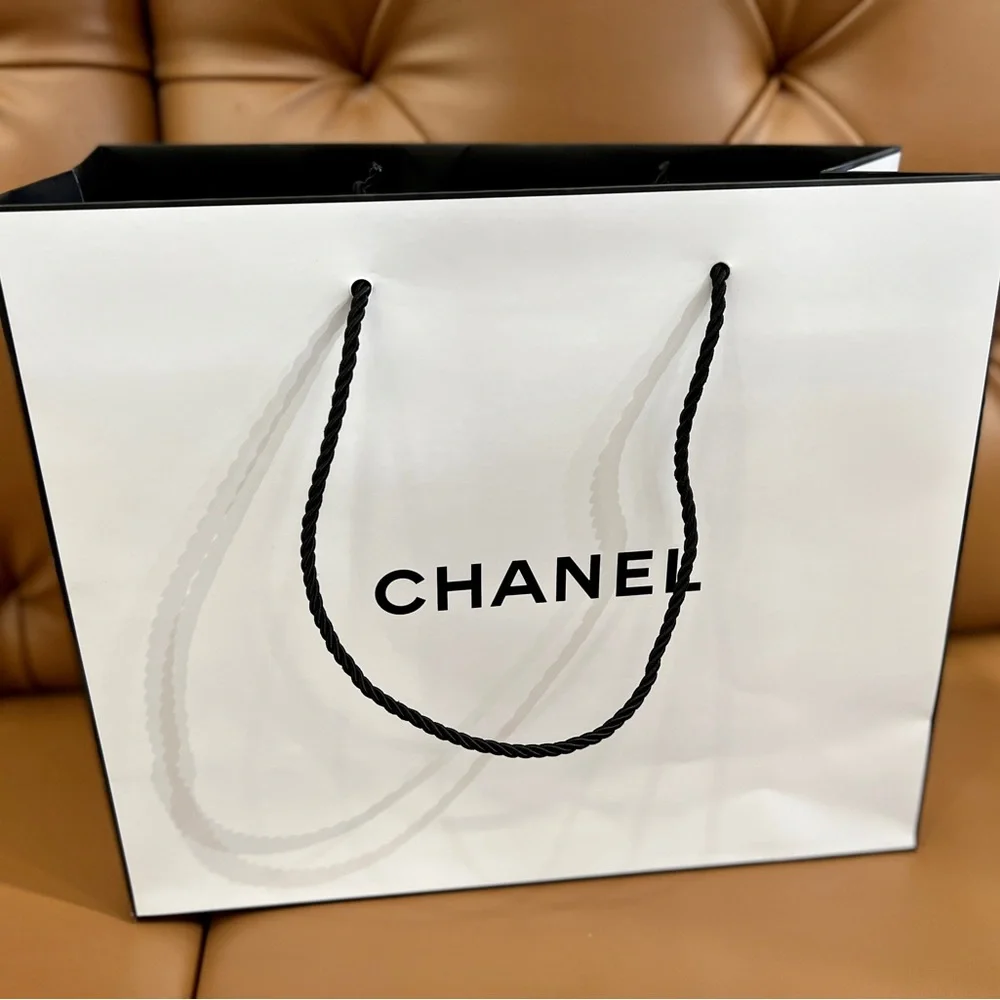 New!Stunning CHANEL Medium To large  Bag - Picture 5 of 5